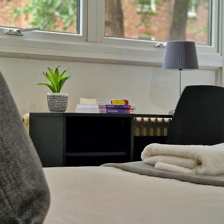 2 Bedrooms Flat In Great Location! 런던 외부 사진