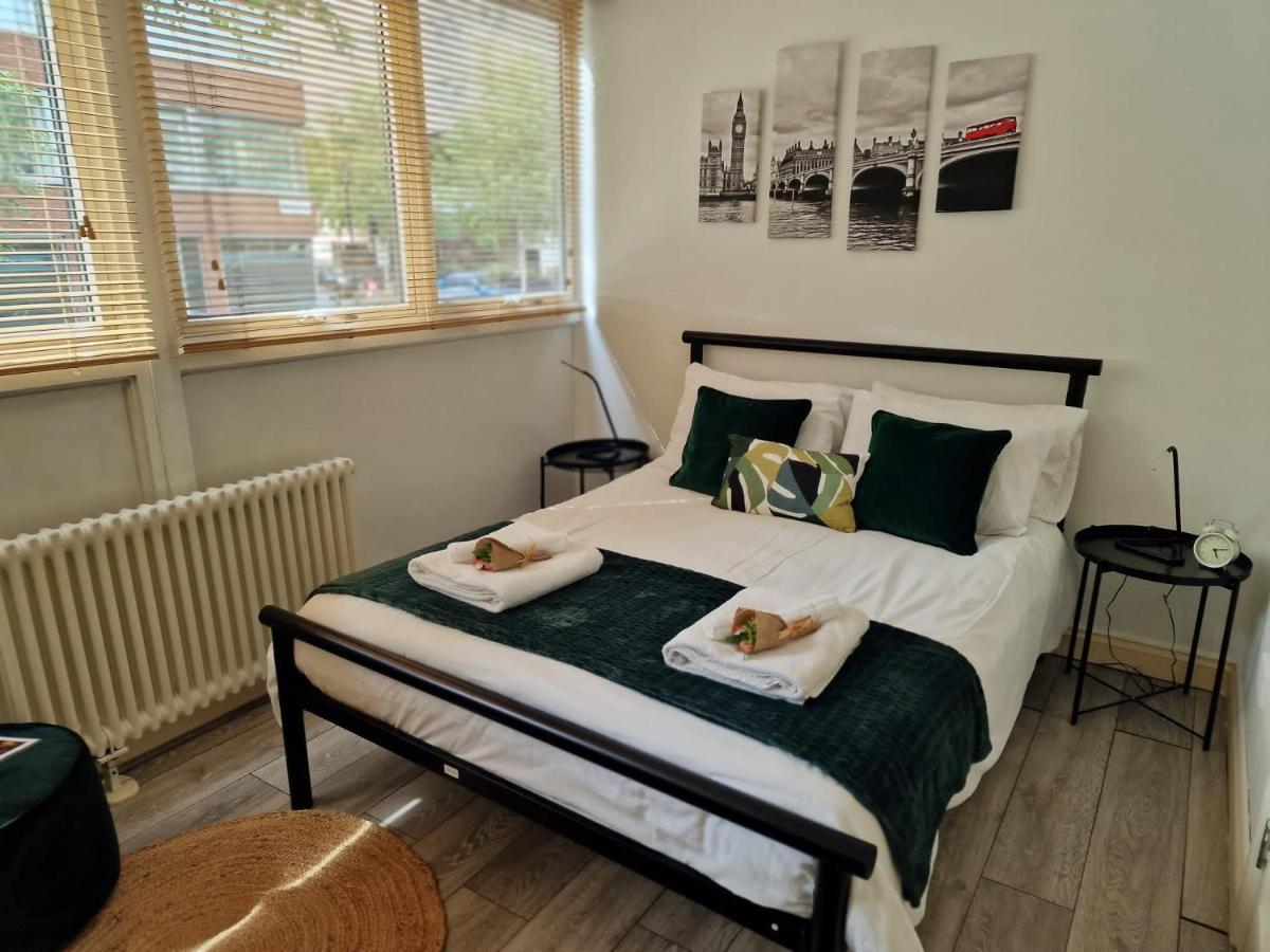 2 Bedrooms Flat In Great Location! 런던 외부 사진