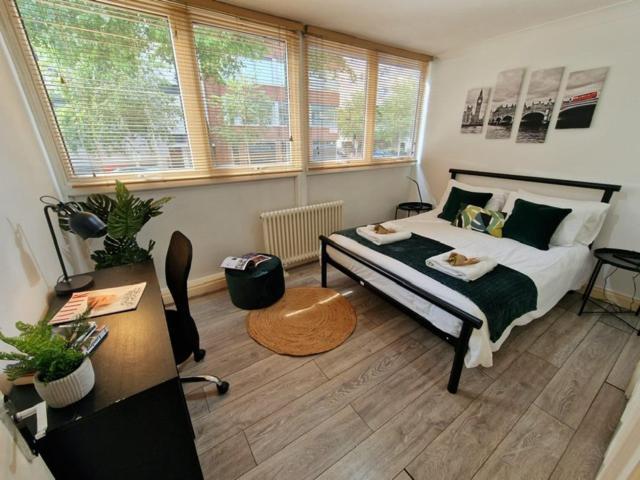 2 Bedrooms Flat In Great Location! 런던 외부 사진