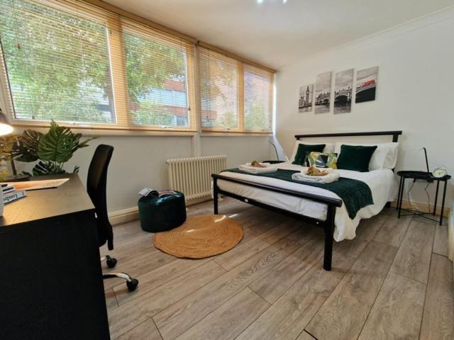 2 Bedrooms Flat In Great Location! 런던 외부 사진