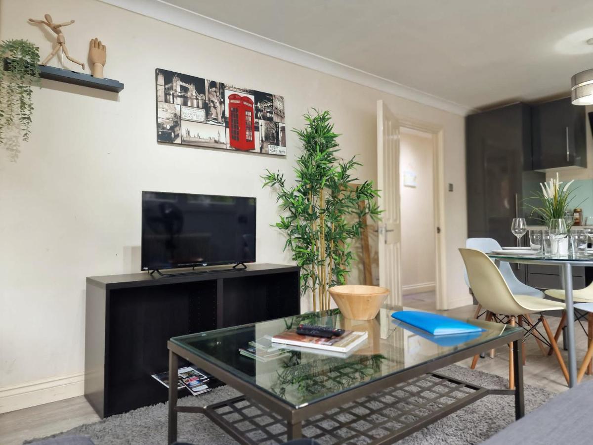2 Bedrooms Flat In Great Location! 런던 외부 사진