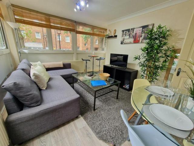 2 Bedrooms Flat In Great Location! 런던 외부 사진