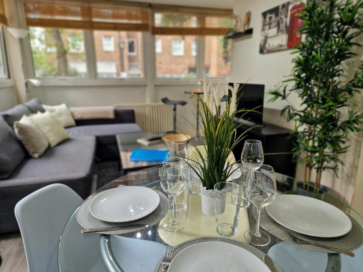 2 Bedrooms Flat In Great Location! 런던 외부 사진