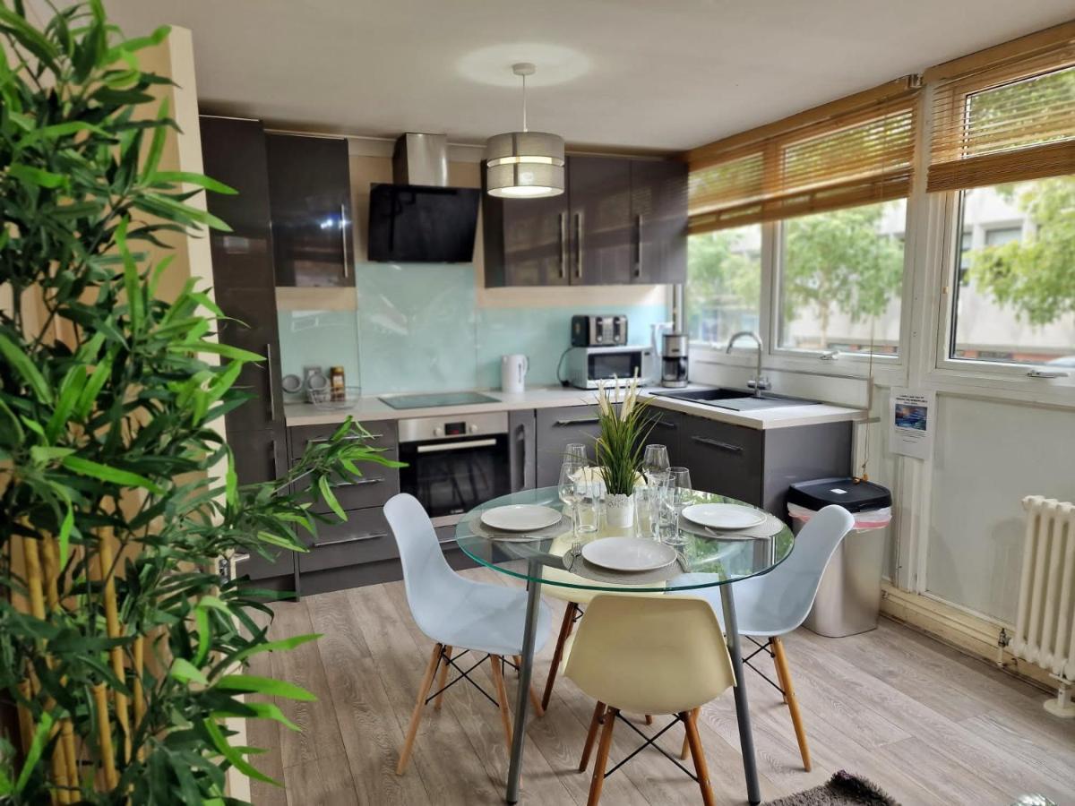 2 Bedrooms Flat In Great Location! 런던 외부 사진