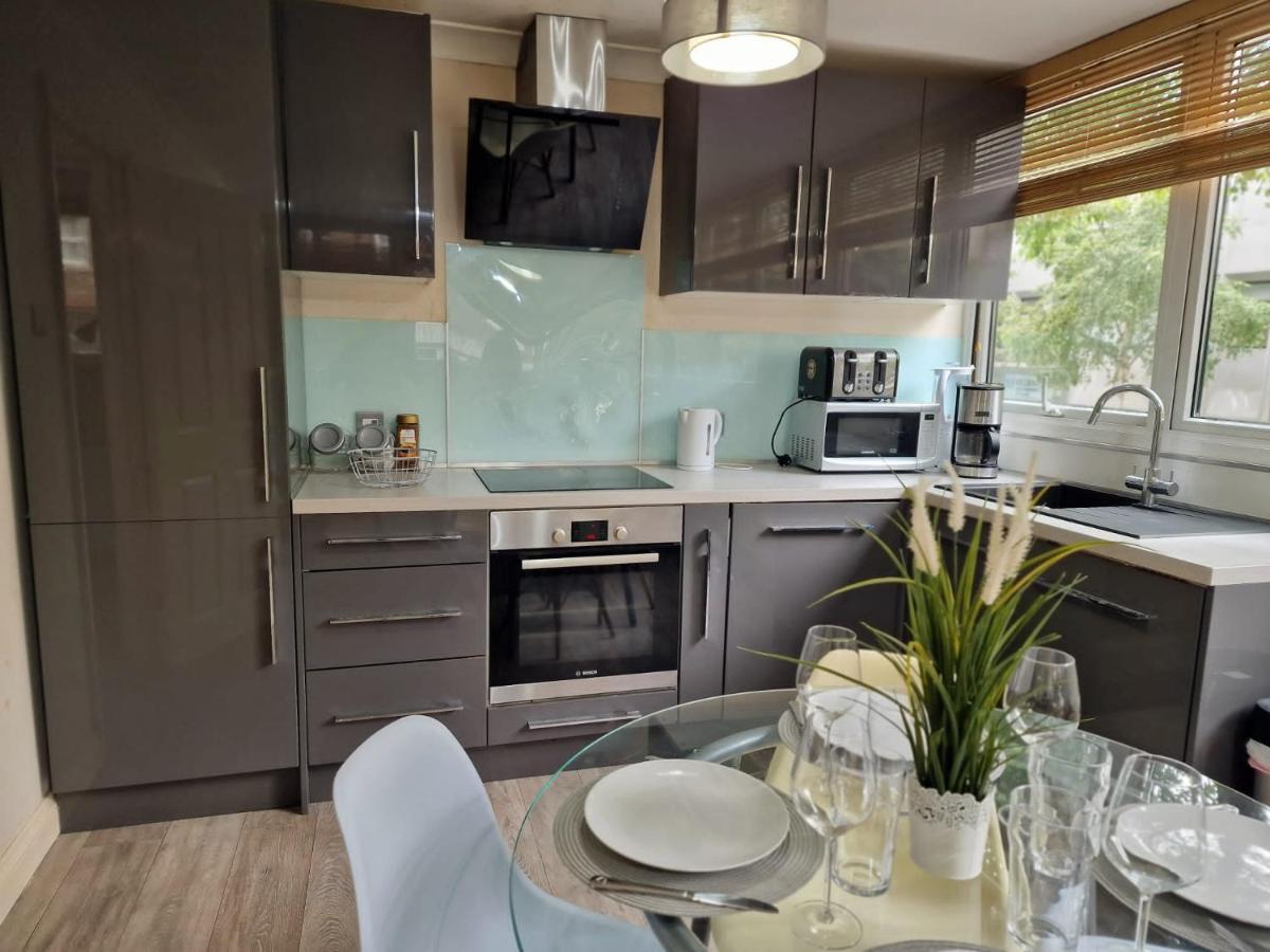 2 Bedrooms Flat In Great Location! 런던 외부 사진